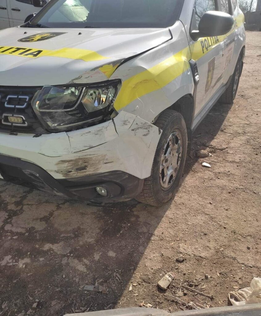 O ambulanță, tamponată la Rezina, de mașina poliției.