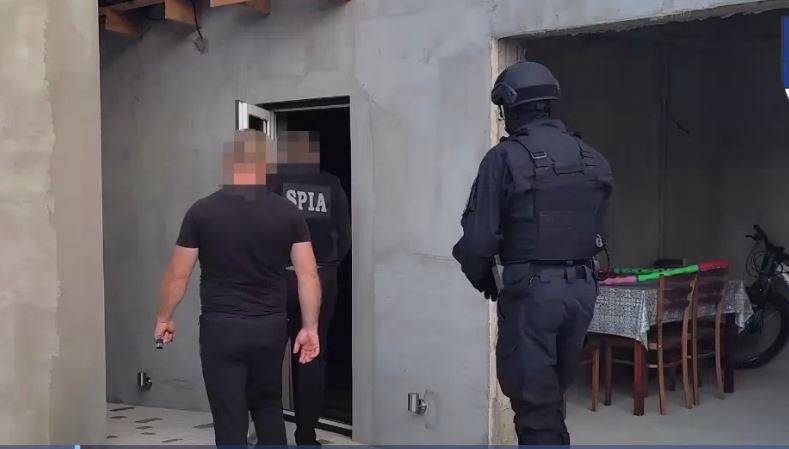 Percheziții de amploare într-un dosar de contrabandă cu țigări în valoare de peste 2 000 000 de euro: Din grupare fac parte funcționari vamali, un polițist de frontieră și un fost vameș.