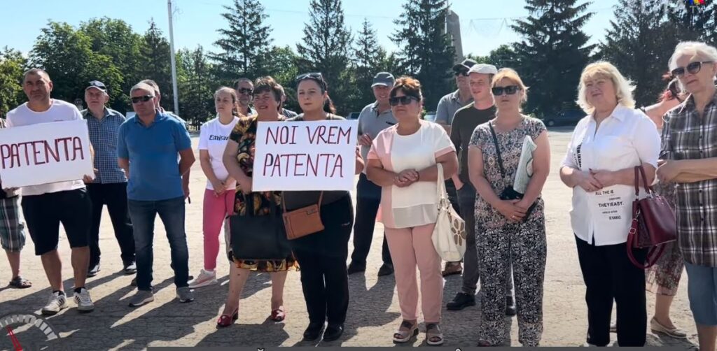 Reforma patentelor: Miting de protest al unui grup de patentari din Rezina și reacția Fiscului.