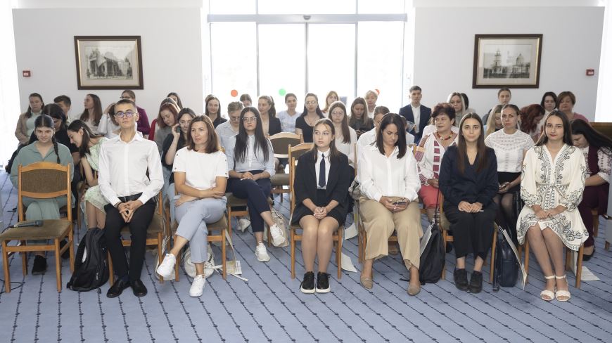MEC a premiat participanții pentru note de „9” și „10” la Marea Dictare Națională. O rezineancă, printre premianți.