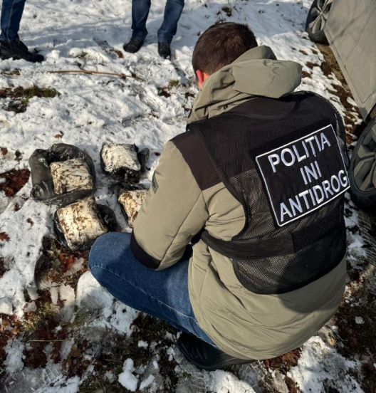 Prinși la ascunzișuri cu droguri. Un tânăr, concubina sa și liderul grupării au fost reținuți.