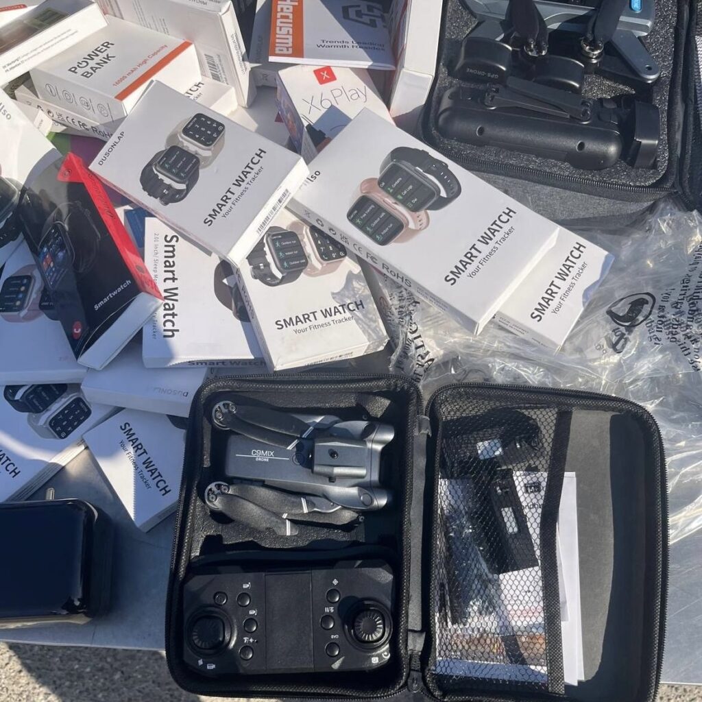 Ceasuri inteligente, drone și alte dispozitive electronice, în cantități comerciale, depistate de vameșii de la Leușeni într-un microbuz care venea din Germania.