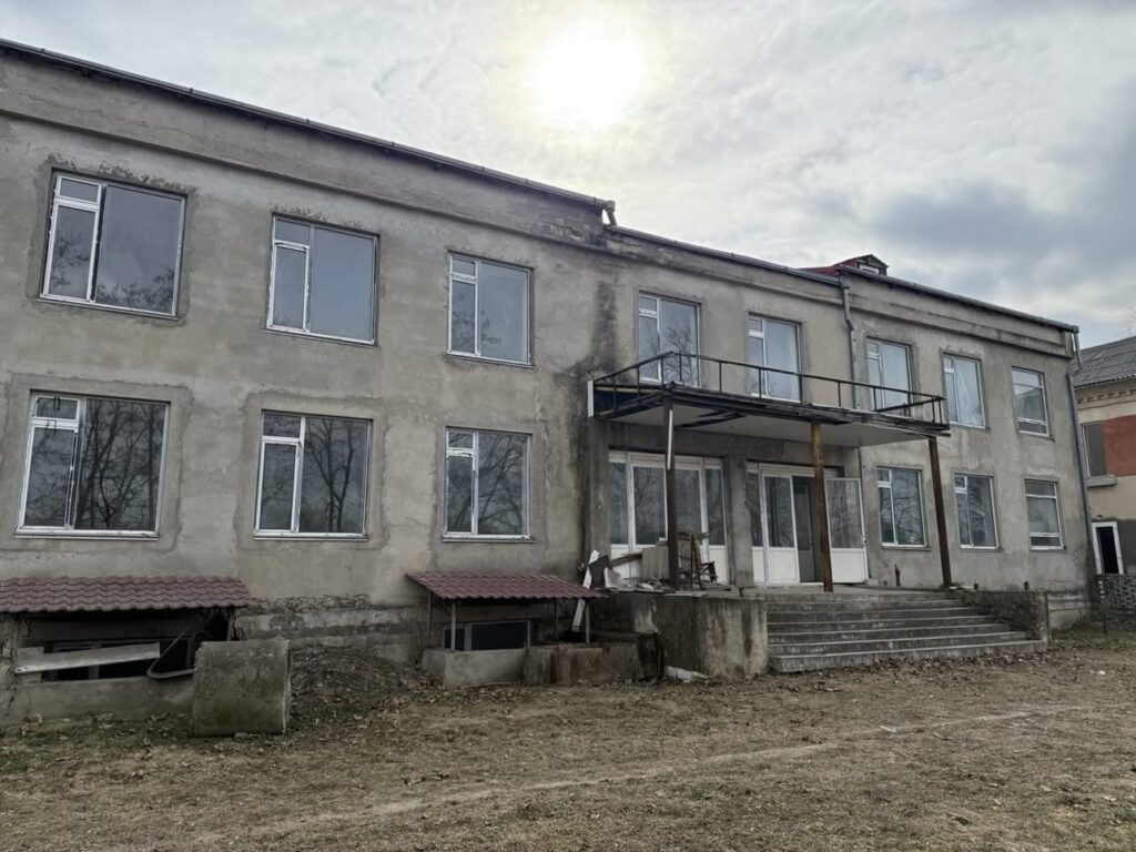 Sediile  ce aparțin Liceului  „Evrika”  din Râbnița, dar nefolosite din anul 2004, după blocarea accesului de către Tiraspol, vizitate azi de experți de pe ambele părți ale Nistrului.
