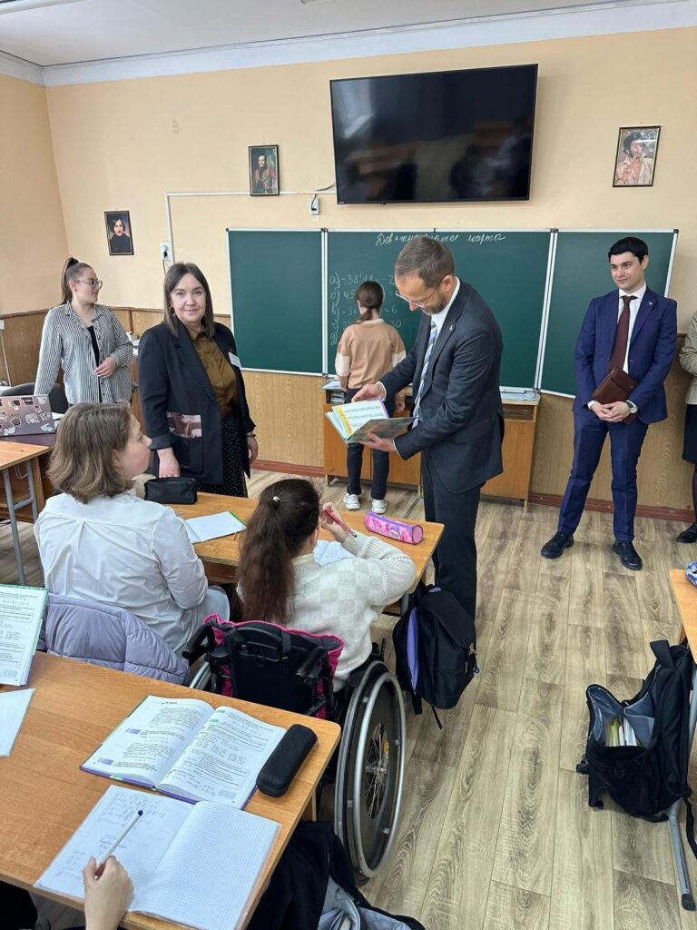 Jānis Mažeiks, în vizită la Liceul “Evrika” și Uzina Metalurgică din Râbnița. Detalii despre vizita Ambasadorului UE la Râbnița și Tiraspol.