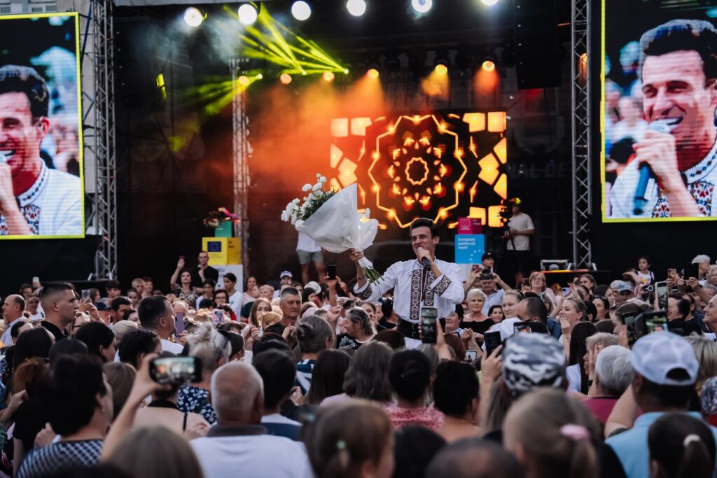 Rezina, ”cireașa de pe tort” a Caravanei UE „Show Nebun”. 24 de mii de vizualizări live și sute de oameni în Scuarul primăriei Rezina.