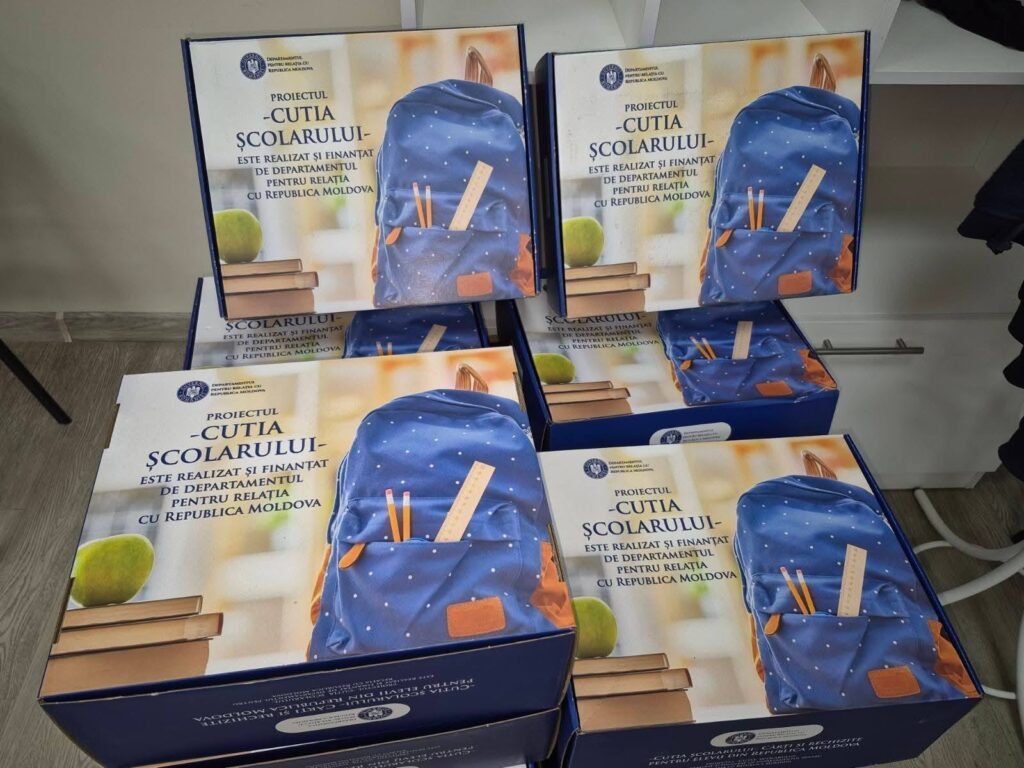 Proiectul român ”Cutia preșcolarului și a școlarului” a ajuns și la Rezina, la peste 600 de copii.